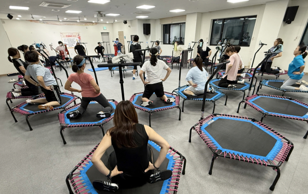 지난 18일 태안군보건의료원 내 어르신건강센터 강당에서 진행된 ‘점핑 다이어트’ 프로그램 모습.