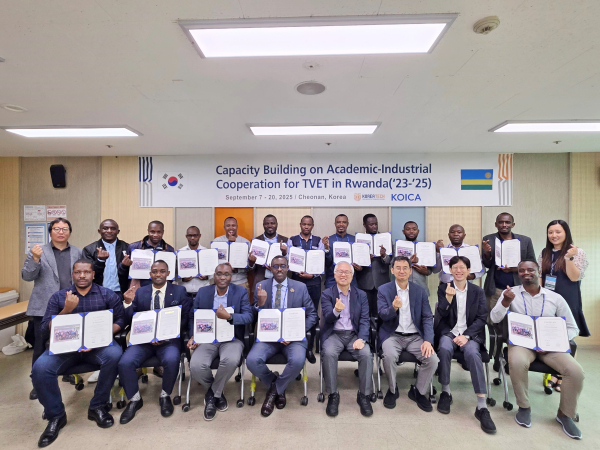 개도국기술이전연구소와 르완다 연수생 15명이 한국기술교육대 GEC 1층에서 19일 3차년도 초청연수 수료식에 참여했다.