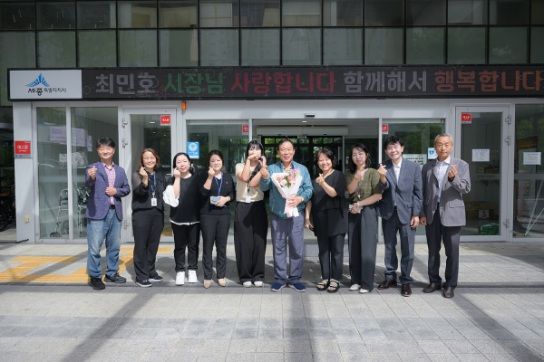 최민호 취약계층과 복지시설 방문 기념사진