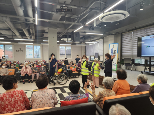 대전교통공사 교통문화연수원 소속직원 이정숙씨는 시민 교통안전 인식 개선을 위한 현장안전교육으로 시민 호응을 얻고 있다.