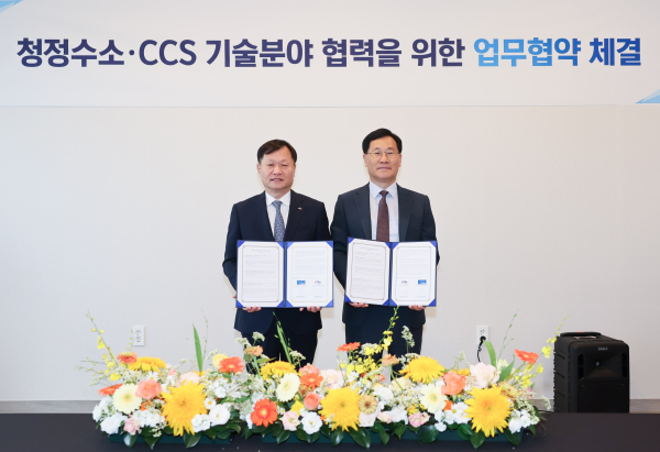 22일 충남 서산 베네키아에서 린데코리아와 ‘청정수소 발전사업 추진 협력을 위한 업무협약’을 체결했다. 사진은 이정복 서부발전 사장(왼쪽)과 성백석 린데코리아 회장이 기념촬영하는 모습