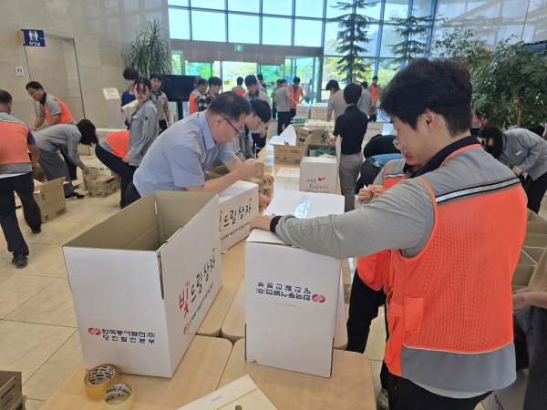 22일, 오전 에너지캠퍼스에서 당진발전본부 임직원 50여명이 관내 취약계층을 위한 빛드림 선물꾸러미 포장 봉사를 진행하고 있다.
