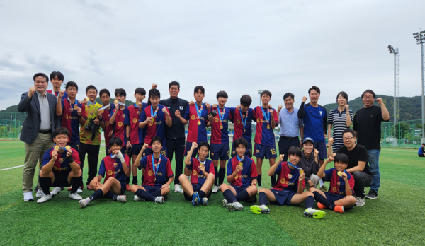 대전동산중, ‘2025 학교스포츠클럽 축구대회 2연패 달성' 기념사진