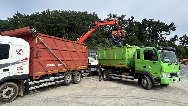 지난 22일 팔봉면 고파도에서 진행된 분뇨 및 쓰레기 수거