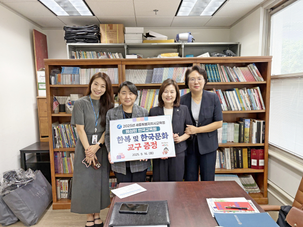 페어팩스 퍼블릭 스쿨(FCPS) 방문 시 현지 부교육감 및 월드랭귀지 담당 간담회 장면