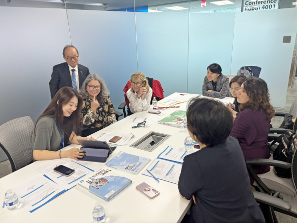 워싱턴 한국교육원 관할 한국어학급 지원을 위한 한복 및 한국문화 교구 증정식 장면
