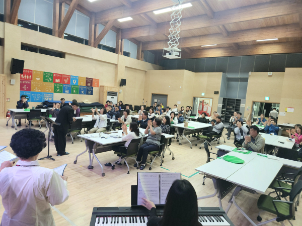 23일 춘천숲체원 강당에서 숲체원 고객들이 ‘춘천삼락회’의 버스킹을 즐기고 있다.