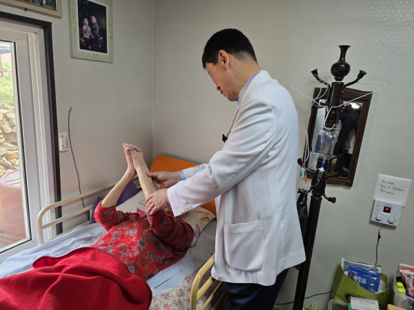 보건의료원에서 방문 진료를 위해 어르신 댁에 방문해 진료를 하고 있다.