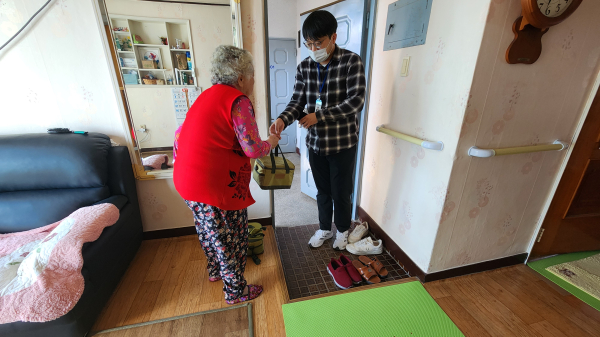 생활 지원을 위해 식사를 배달하고 있다.