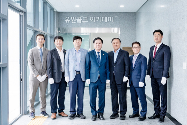 유원골프재단이 충남대학교 스포츠콤플렉스에 유원골프아카데미 17호점을 설립하고 지난 22일 제막식을 진행했다.