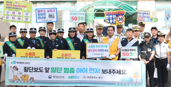 박희조 동구청장이 지난 22일 용운초 인근 등굣길 교통안전 캠페인에 참여하고 있다.