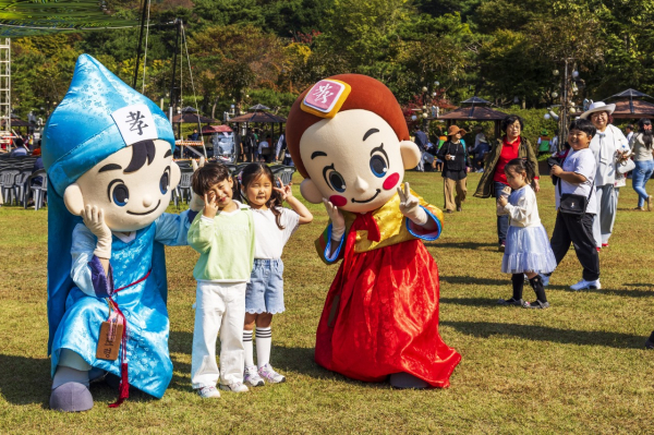 지난해 "대전효문화뿌리축제" 행사 효돌이,효순이 캐릭터 모습