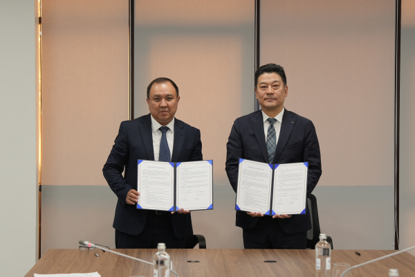 24일(현지 기준), 우즈베키스탄 아스타나 카즈보드코즈 본사에서 열린 업무협약식에서 협약체결 뒤 한성용 한국수자원공사 글로벌사업본부장(사진 오른쪽)과 아누아르 우스켄바예프(Anuar Uskenbayev) 카즈보드코즈 사장 직무대행(사진 왼쪽)이 기념사진 촬영