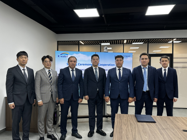 24일(현지 기준), 우즈베키스탄 아스타나 카즈보드코즈 본사에서 열린 업무협약식에서 주요 참석자들이 기념사진을 촬영하고 있다.(사진 오른쪽 네 번째부터 한성용 한국수자원공사 글로벌사업본부장, 아누아르 우스켄바예프(Anuar Uskenbayev) 카즈보드코즈 사장 직무대행)