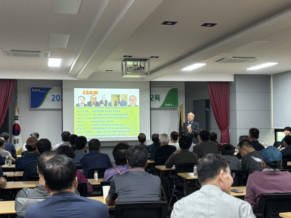 젖소농가 축산환경 개선 및 사양관리 교육 진행 모습