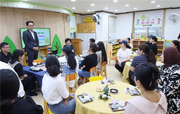 박희조 동구청장이 무지개어린이집에서 목조화 사업 준공식에 참여하고 있다