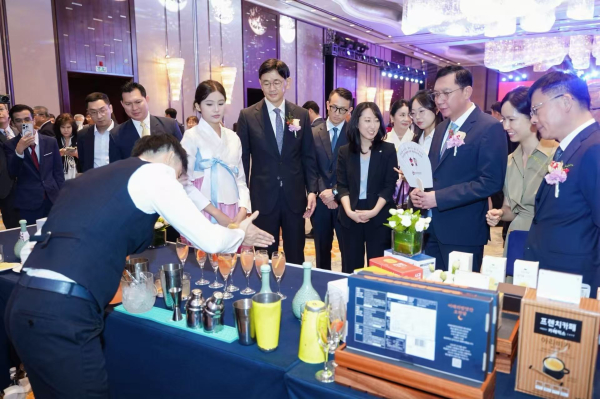 이강주 칵테일 시음하는 국경절 리셉션 현장