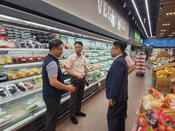 농협 대전검사국, 추석 명절 맞아 하나로마트 식품안전 점검 모습