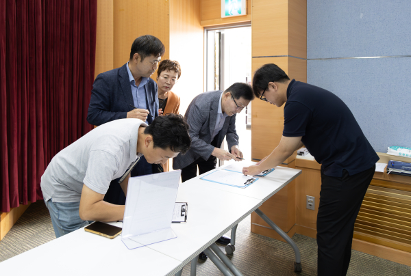 지난 26일, 스마트청양 범군민 운동 당시 농어촌 기본소득 범군민 서명운동을 받고 있다.