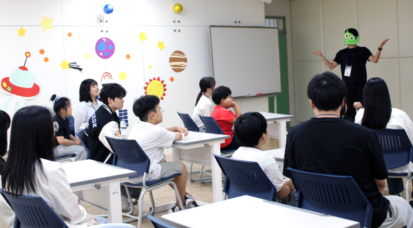 재학생들과 참여학생들이 함께 무지개마을 체험을 진행하고 있다.