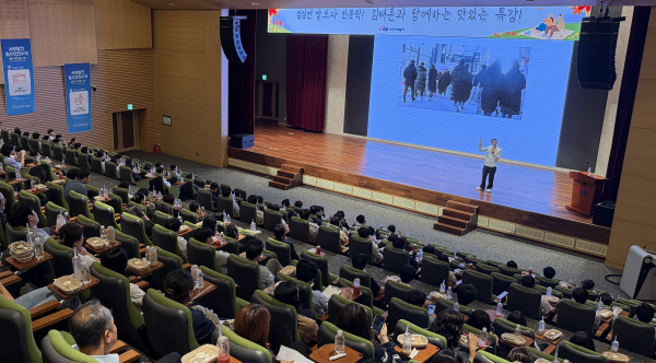 김태훈 팝 칼럼니스트가 ‘나의 꿈, 나의 희망 – 유쾌하게 즐겨라!’를 주제로 청중과 소통하는 모습