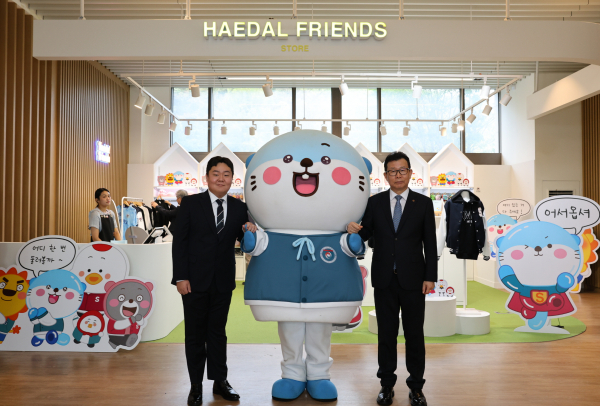 선문대 해달이 프렌즈 스토어 앞에서 기념 촬영 햇다(좌부터 조현서 총학회장, 해달이 캐릭터. 문성제 총장)