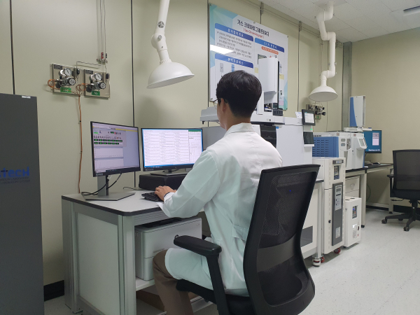 서산시 농업환경분석센터에서 농산물에 대한 안전성 검사가 진행되는 모습