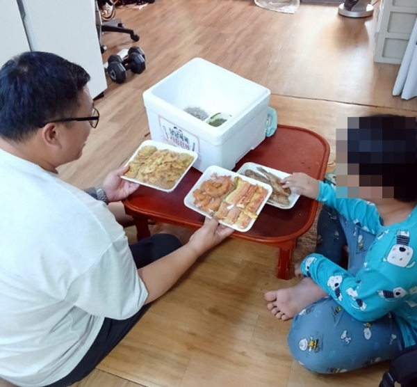 지난달 30일 사례관리사가 특별식을 전달하는 모습.