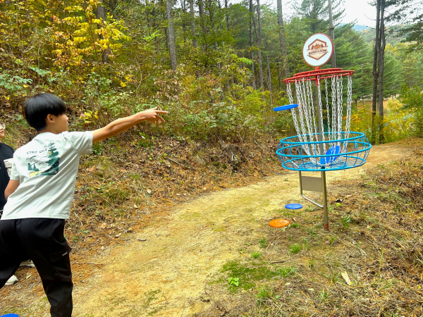 지난 해 춘천숲체원에서 열린 ‘제2회 한국산림복지진흥원장배 플라잉디스크 대회’ 참가자가 경기 중 원반을 던지고 있다.