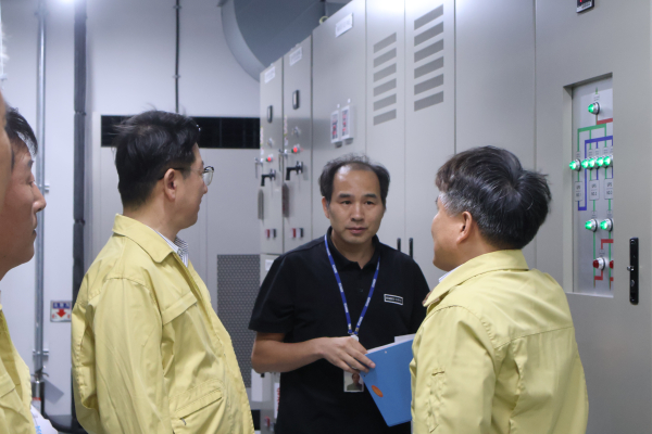 조폐공사 성창훈 사장이 통합데이터센터 내 UPS실을 점검하고 있다.