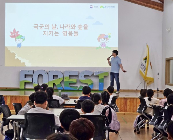 지난달 29일 한국산림복지진흥원 국립장성숲체원(전남 장성군 북이면)에서 진행된 청소년들이 국군의날 산림교육 프로그램 진행 모습