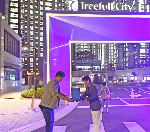 입주자 대표가 도시공사 건축사업팀장에게 감사패를 전달하고 있다.