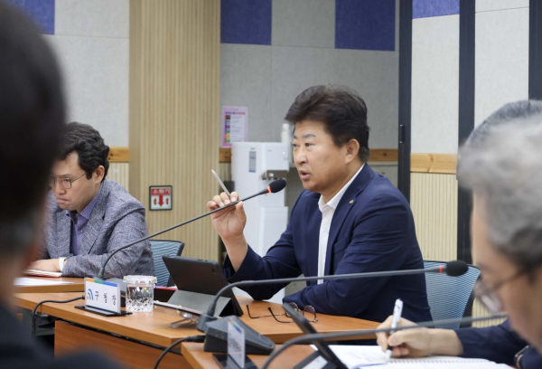 최충규 대덕구청장이 1일 구청 대회의실에서 열린 확대간부회의 주재 모습