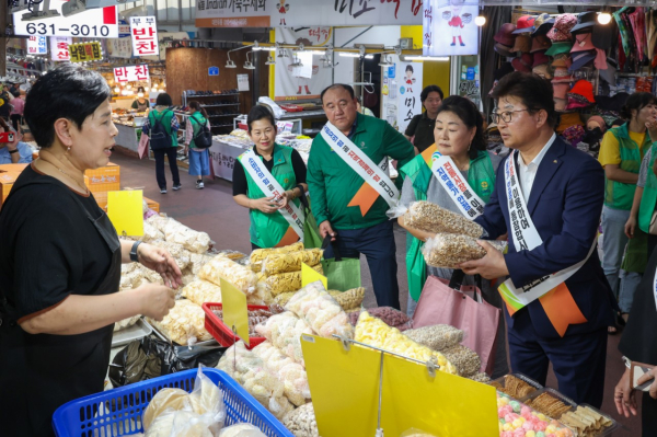 최충규 대덕구청장이 추석 명절을 맞아 1일 중리전통시장을 방문해 장을 보고 있다