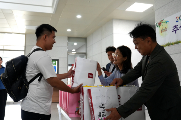 추석맞이 나눔 행사에 참여한 호서대 외국인 유학생들