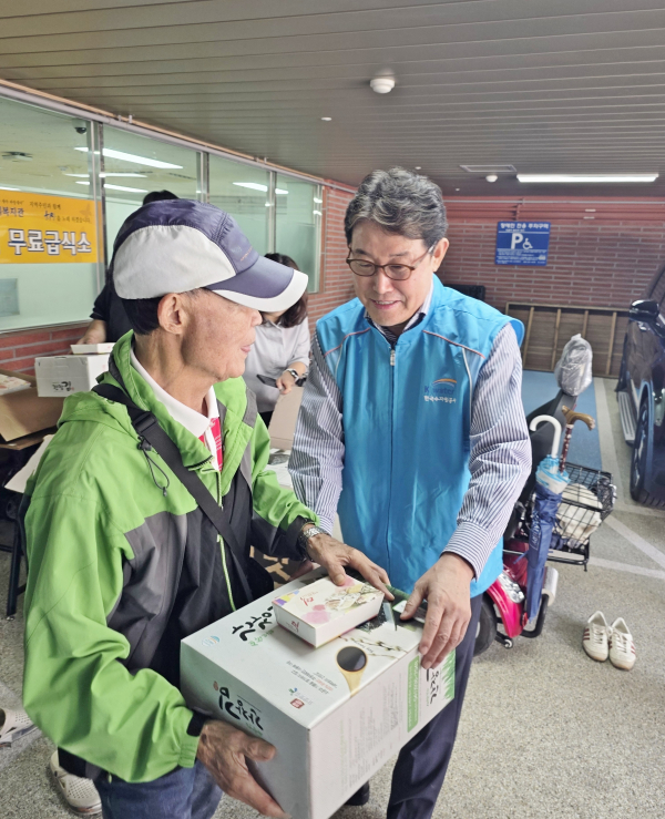 공사 이삼규 상임감사(사진 가운데)가 봉사단원들과 함께 추석 명절을 맞아 1일, 대전시 동구 대동종합사회복지관 찾아 홀몸어르신들께 물품 전달 모습