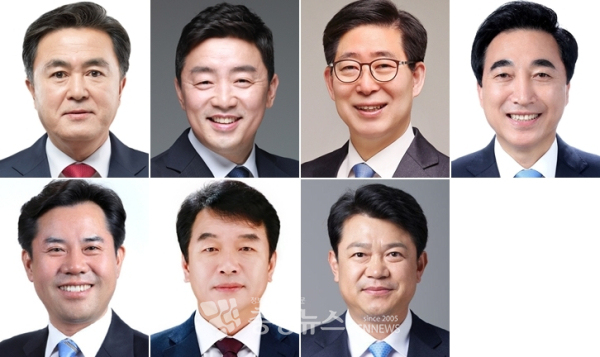 (윗줄 왼쪽부터) 김태흠 충남도지사, 강훈식 비서실장, 양승조 전 충남지사, 박수현 국회의원.(아랫줄 왼쪽부터) 박정현 부여군수, 문진석 국회의원, 복기왕 국회의원