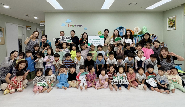 종촌숲어린이집, 초록우산 세종본부에 ‘나눔행사 수익금’ 전달식 모습