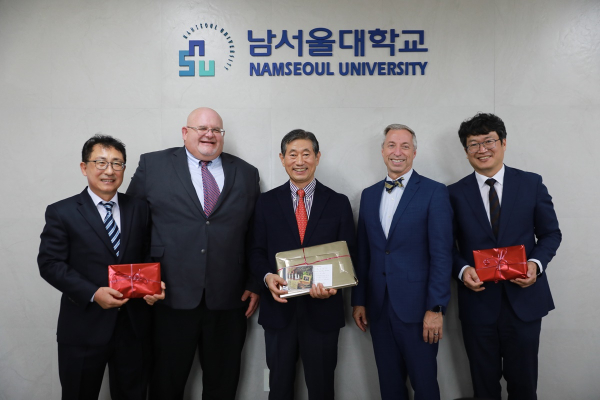 지난 14일, 미국 캠벨스빌대학교(Campbellsville University)의 조셉 홉킨스 총장과 피터 토마스 부총장 방문 기념사진