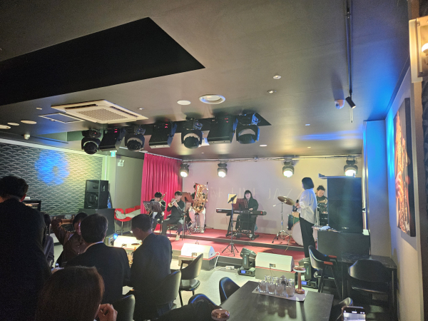 대전 서구 둔산동 을지대병원 후문 엑스포 복집 2층에 자리잡은 라이브 재즈 바 '몽크'