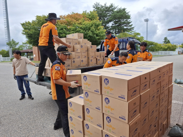 지난 9월 강원도 강릉시 강북공설운동장에 한국수자원공사의 병입 수돗물이 지원되고 있는 모습. 한국수자원공사는 재난 지역으로 선포된 강릉시 가뭄 피해 지역에 약 4만 5천 병의 병입 수돗물을 지원했다.