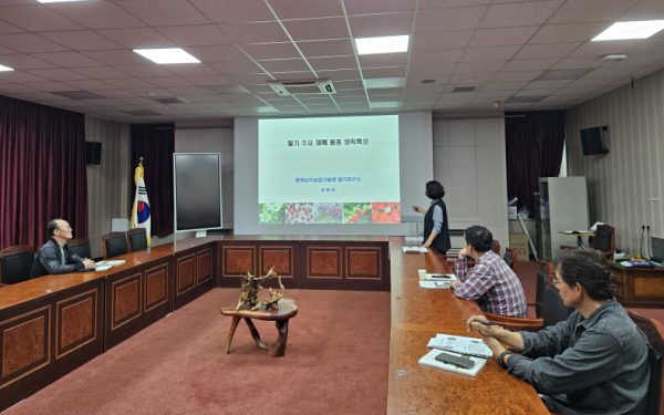 지난 15일, 관내 딸기 재배농가를 대상으로 ‘2025년 딸기기본교육’을 진행하고 있다.