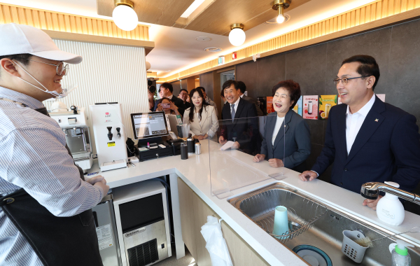 청년자립도전사업단 ‘꿈틀’ 한방족욕&카페 개소 운영 모습