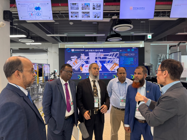 방글라데시 교육부 대표단이 한국기술교육대학교 다담미래학습관을 방문해 첨단 시설에 대한 설명을 듣고 있는 모습