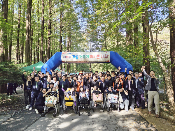 기성종합복지관 기성 거북이 마라톤대회 진행 단체사진