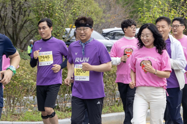 최충규 대덕구청장이 지난 19일 제24회 대청호마라톤대회 5km 건강코스에 동참, 제도 홍보에 나섰다.