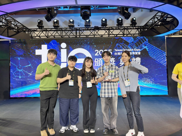 선문대 창업동아리 리런(re-R)팀 및 남연교(맨 우측) 지도교수가 수상후 기념 촬영을 했다