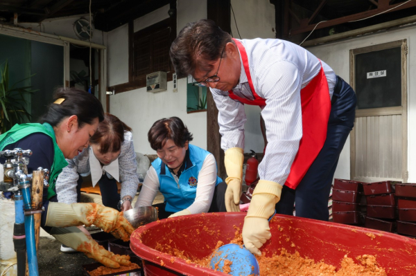 22일 지역 내 홀몸 어르신, 한부모 가정, 다문화가정에 전달할 된장을 옮겨 담고 있다.