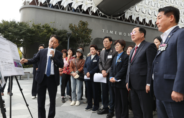 이장우 대전시장과 서철모 서구청장 등이 미디어파사드 사업 부지를 살피고 있다.