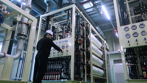 한국수자원공사 관계자가 SK실트론 구미 2공장에 위치한 초순수 국산화 실증 플랜트 현장에서 전기탈이온공정*을 점검하고 있다.